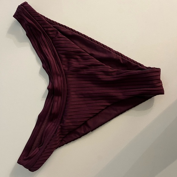 Gently Used L Space Mercer Bikini Bottom in Eco Ocean Rib Size Medium - Picture 4 of 7